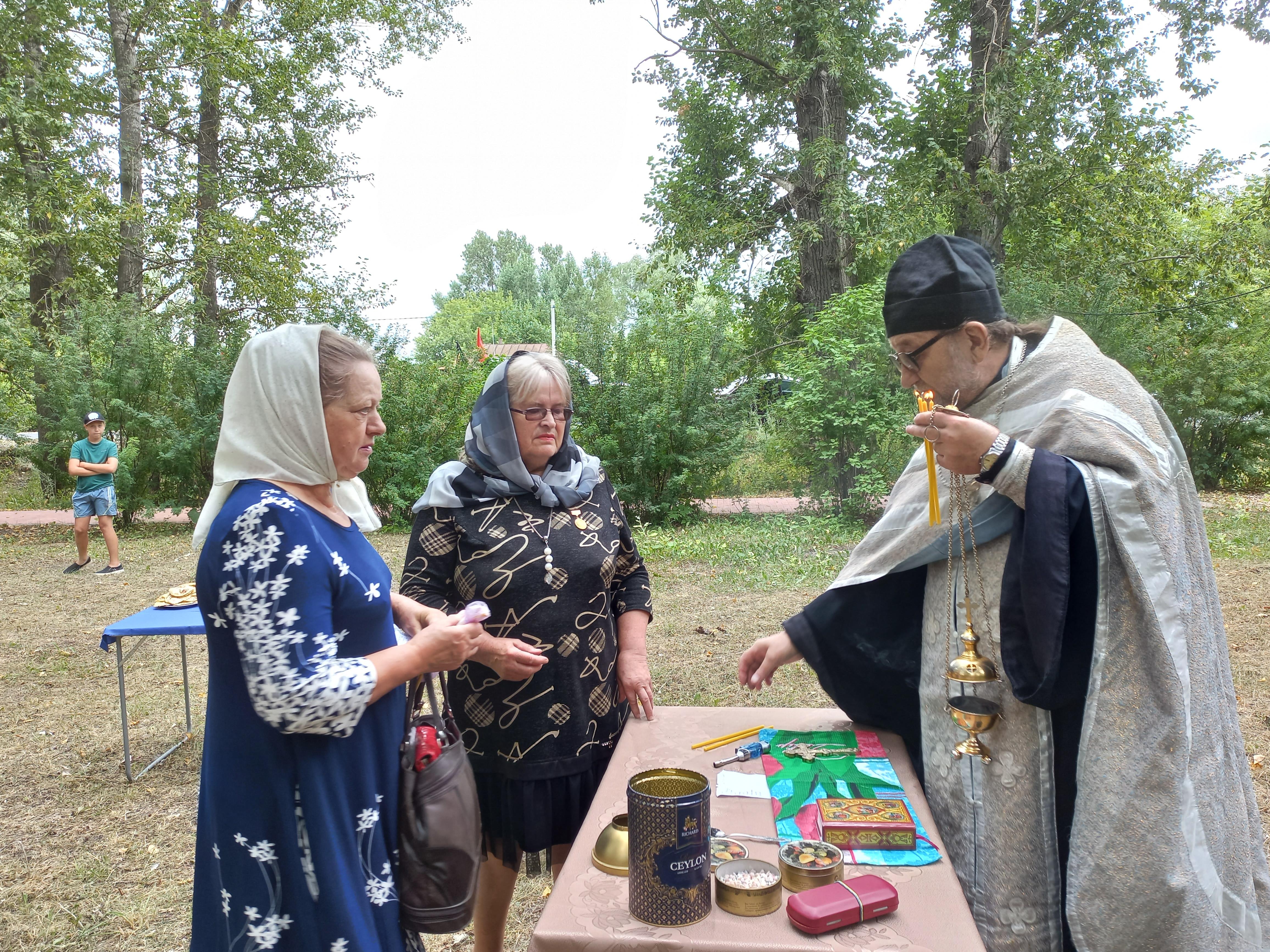 В с. Урено-Карлинское состоялась панихида об усопших.