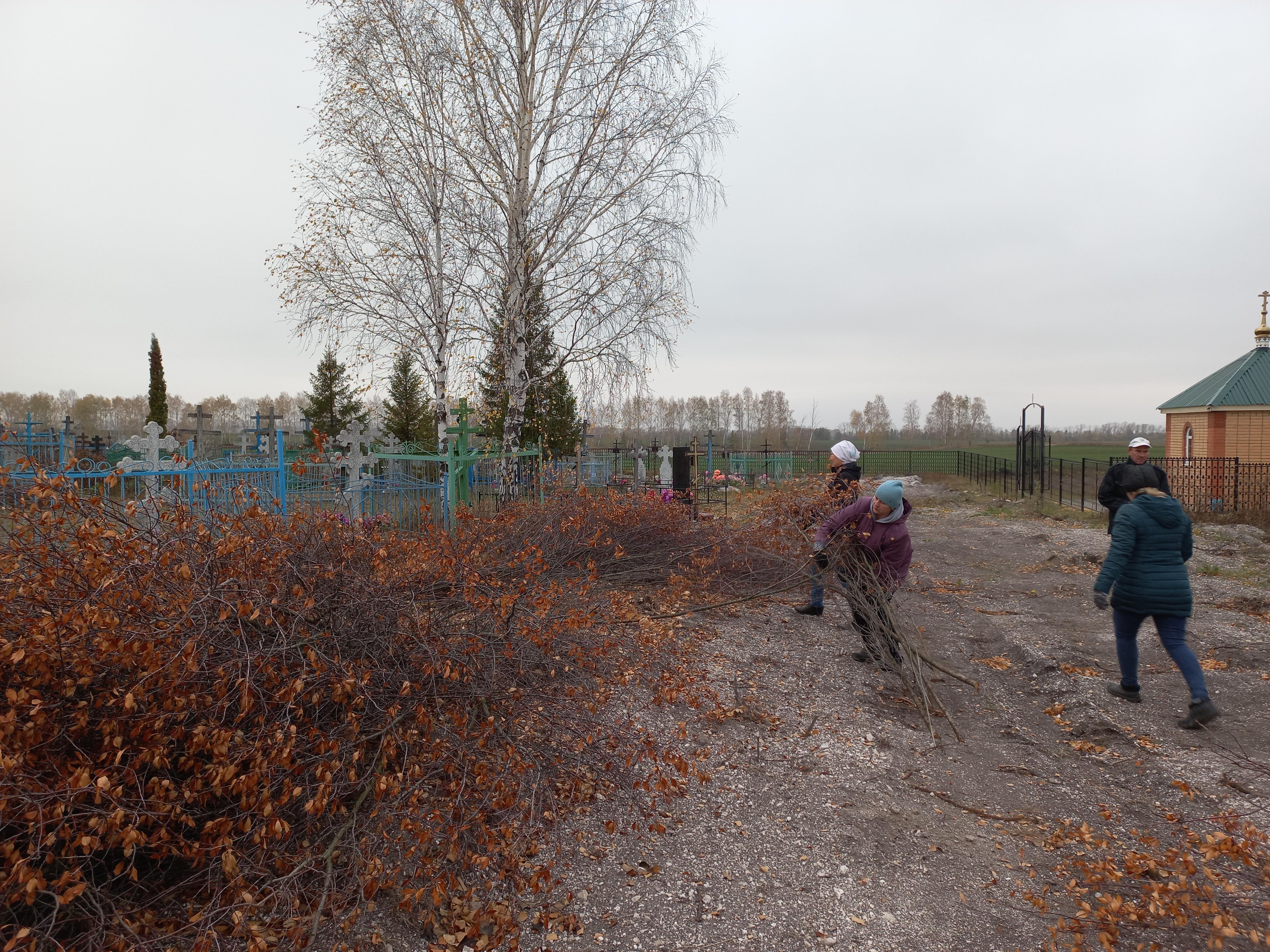 Субботник на кладбищах в с. Урено-Карлинское.