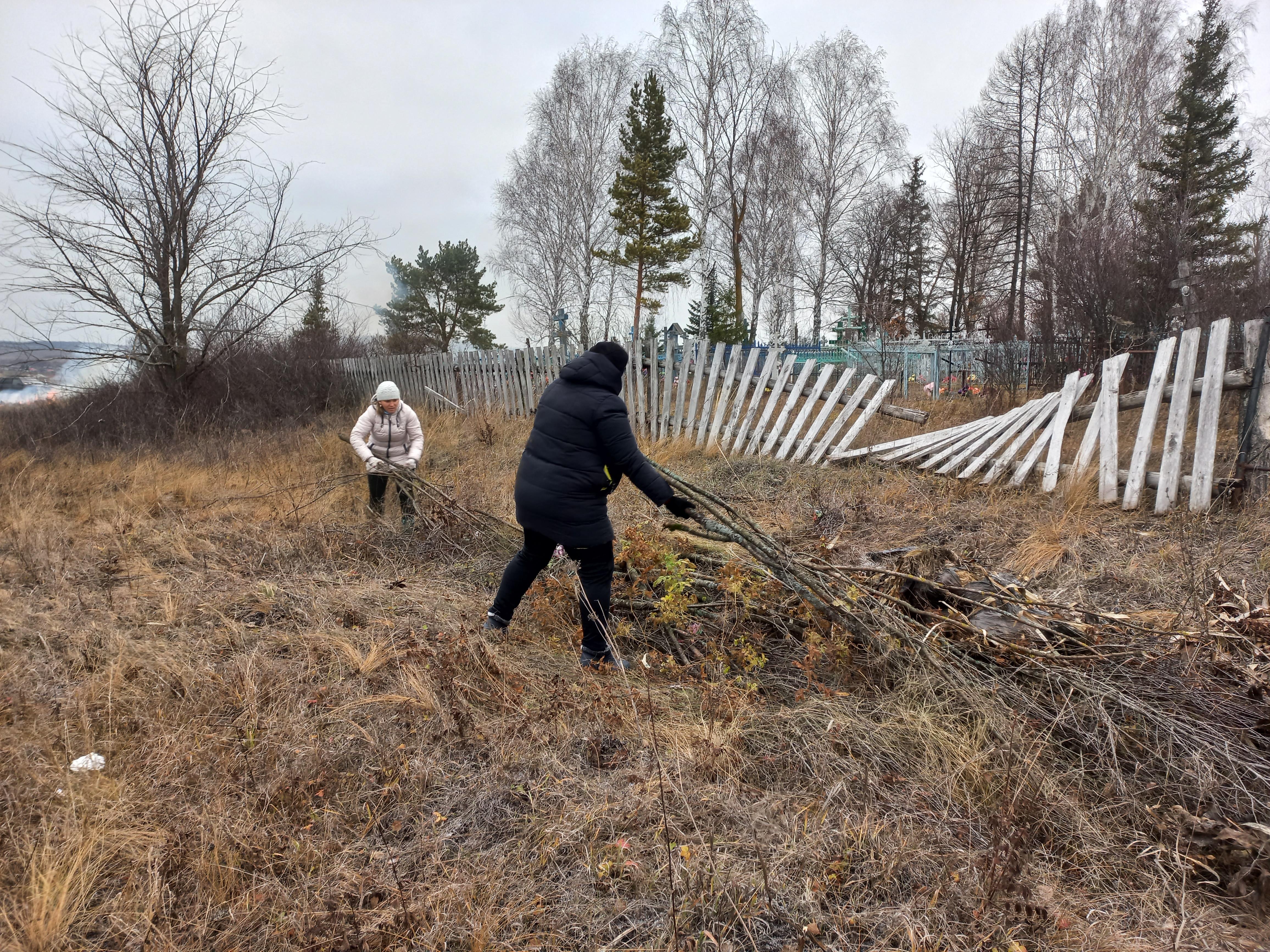 Уборка кладбища в селе Урено-Карлинское.